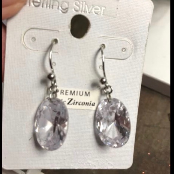 Beautiful CZ earring - Picture 2 of 3